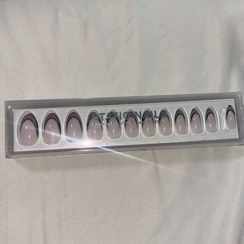 Sheer Fixation static nails ( reusable pop-on manicures)